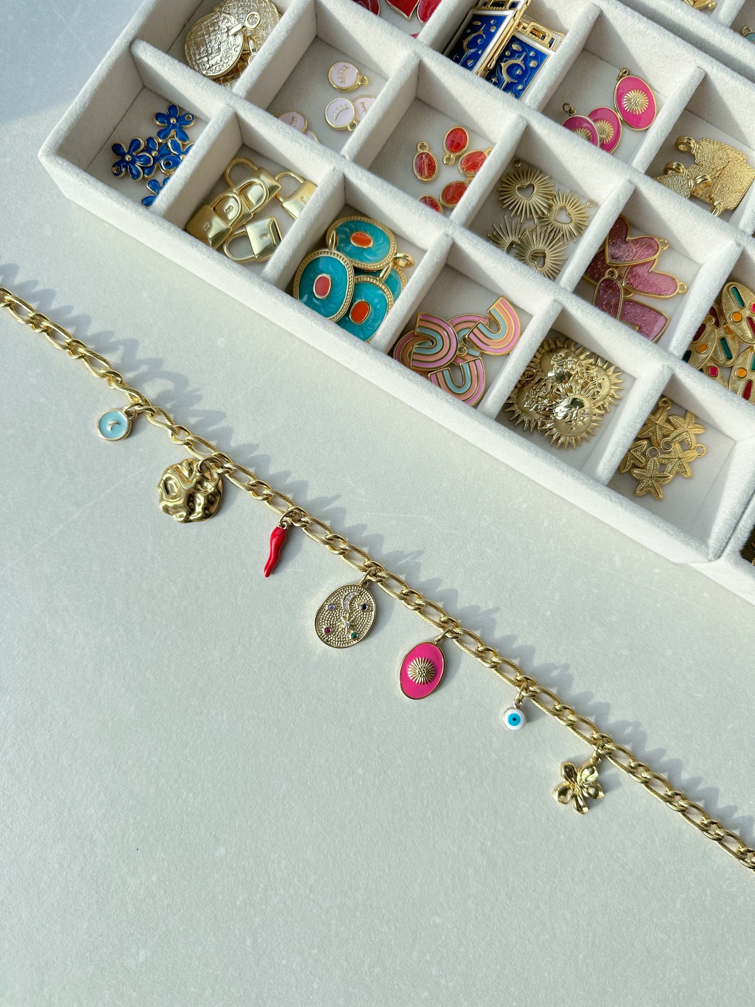 Collier doré personnalisable avec charms et breloques